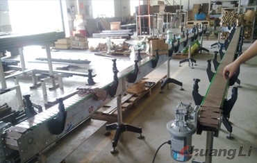 出口到國外的飲料輸送線（塑鋼板鏈輸送機）